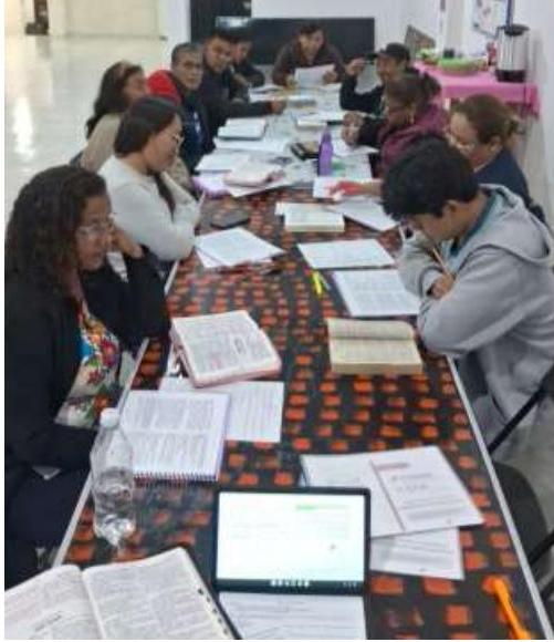 Obreiros estudando no Seminário Teológico Kairós no México